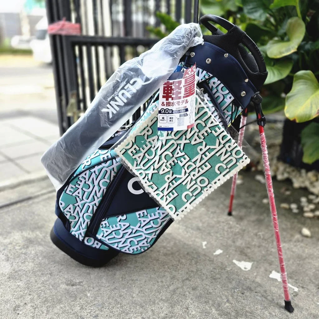 ถุงกอล์ฟ CLUNK Stand Caddy Bag 9.0 Type CL5MNC09 ของใหม่ ของแท้ ส่งตรงจากประเทศญี่ปุ่น น้ำหนักเบามาก เพียงแค่ 3.3 กิโลกรัม ถุงกอล์ฟ CLUNK Stand Caddy Bag 9.0 Type CL5MNC09 ของใหม่ ของแท้ ส่งตรงจากประเทศญี่ปุ่น น้ำหนักเบามาก เพียงแค่ 3.3 กิโลกรัม
