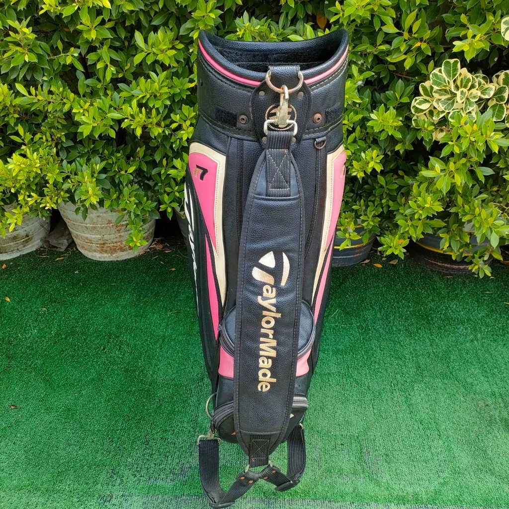 ถุงกอล์ฟ TAYLORMADE R7 ** เเป๊ก COVER หลุด 2 จุดค่ะ ** เจ้าของเดิม ใส่เพิ่ม ตุ๊กแก คุณภาพดี ใช้งานได้ดี ถุง TOUR ใบใหญ่ มือสอง ของแท้ BY NakaraLuxurious ถุงกอล์ฟ TAYLORMADE R7 ** เเป๊ก COVER หลุด 2 จุดค่ะ ** เจ้าของเดิม ใส่เพิ่ม ตุ๊กแก คุณภาพดี ใช้งานได้ดี ถุง TOUR ใบใหญ่ มือสอง ของแท้ BY NakaraLuxurious