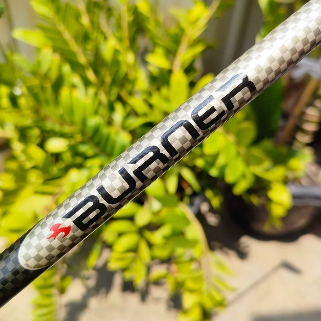 FW5 TAYLORMADE TOUR BURNER ก้าน FUJIKURA RE*AX FLEX R ออกแบบด้านหลังให้ยื่นเป็นสามเหลี่ยม ทำให้ดึงจุด CG ให้ลึกและลงต่ำ ทำให้ลูกลอยง่ายมากๆ ตีไกล ไม้กอล์ฟพรีเมี่ยมมือสอง ของแท้ By NakaraLuxurious