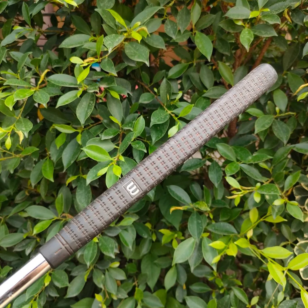 PUTTER WILSON HARMONIZED 004 ความยาว 34 นิ้ว เส้นเล็งสามเส้น เล็งง่าย ชดเชยความผิดพลาดสูง PUTTER WILSON HARMONIZED 004 ความยาว 34 นิ้ว เส้นเล็งสามเส้น เล็งง่าย ชดเชยความผิดพลาดสูง