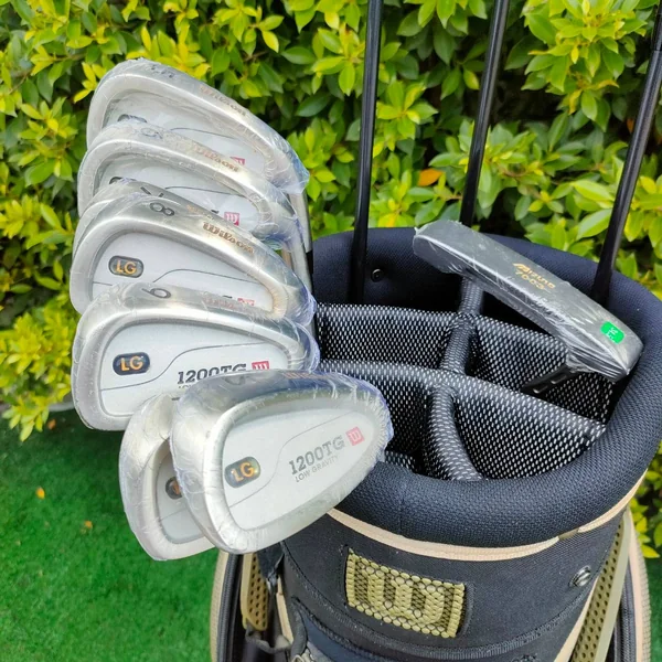  FULLSET WILSON 1200TG ของใหม่!!! คุณภาพสูง เน้นตีง่ายๆ ก้านเบาสบาย ตีได้ระยะดี ชุดเหล็กคมตีมันส์ ถุงกอล์ฟ ช่องใส่เยอะ เบาแข็งแรง!! มือหนึ่ง ของแท้ BY NakaraLuxurious   image 5