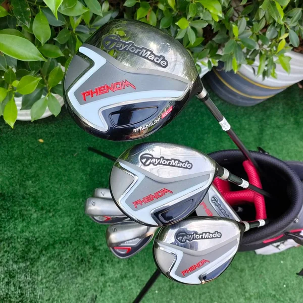**ไม้กอล์ฟครบชุดสำหรับเด็ก** TAYLORMADE PHENOM พร้อมถุงกอล์ขาตั้ง สภาพสวยนางฟ้าสุดๆ สำหรับน้องที่อายุ 9 - 12 ขวบ image 2 **ไม้กอล์ฟครบชุดสำหรับเด็ก** TAYLORMADE PHENOM พร้อมถุงกอล์ขาตั้ง สภาพสวยนางฟ้าสุดๆ สำหรับน้องที่อายุ 9 - 12 ขวบ image 2