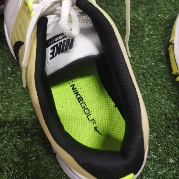รองเท้ากอล์ฟ NIKE ของแท้ มือสอง เบอร์ 9 US สีขาวตัดกับเขียวสะท้อนแสง สีสวยมาก image 4 รองเท้ากอล์ฟ NIKE ของแท้ มือสอง เบอร์ 9 US สีขาวตัดกับเขียวสะท้อนแสง สีสวยมาก image 4