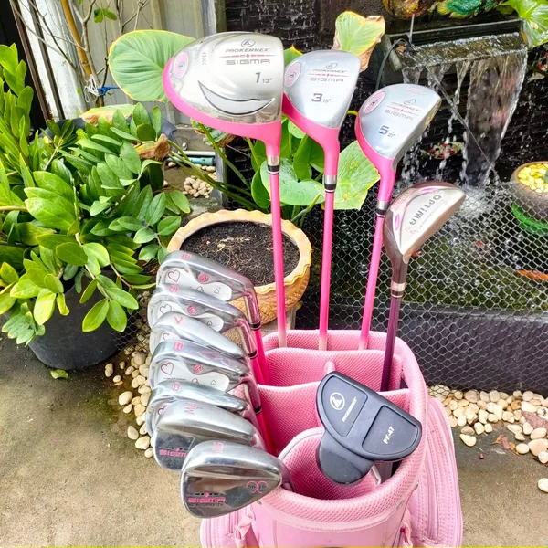 ** ไม้กอล์ฟครบชุดสสำหรับผู้หญิง ** FULLSET PROKENNEX SIGMA LADY มาพร้อมถุงกอล์ฟ สีชมพูหวานมากก ครบชุดพร้อมออกรอบได้เลย ไม้กอล์ฟมือสอง ของแท้ BY NakaraLuxurious image 1 ** ไม้กอล์ฟครบชุดสสำหรับผู้หญิง ** FULLSET PROKENNEX SIGMA LADY มาพร้อมถุงกอล์ฟ สีชมพูหวานมากก ครบชุดพร้อมออกรอบได้เลย ไม้กอล์ฟมือสอง ของแท้ BY NakaraLuxurious image 1