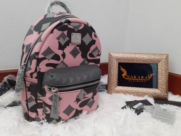 NAKARA LUXURIOUS ของใหม่ กระเป๋าเป้ MCM ของแท้ ลายทหาร สีชมพู รุ่นลิมิเต็ด Size Mini มีการ์ด image 1 NAKARA LUXURIOUS ของใหม่ กระเป๋าเป้ MCM ของแท้ ลายทหาร สีชมพู รุ่นลิมิเต็ด Size Mini มีการ์ด image 1