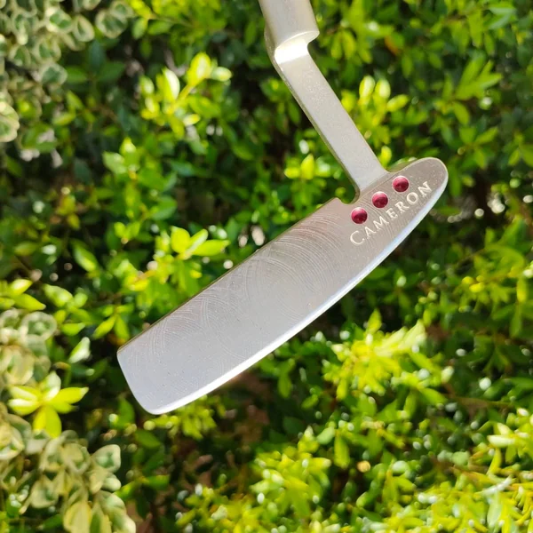 PUTTER TITLEIST SCOTTY CAMERON PRO PLATINUM ความยาว 35 นิ้ว สวยมากๆ เดิมๆ มี COVER เดิมมาพร้อมครับ รุ่นนี้วัสดุพรีเมี่ยม คุณภาพพรีเมี่ยมมากๆ หน้าสัมผัสดีแบบสุดๆ เกาะไลน์มาก น้ำหนักดีมากครับ image 4 PUTTER TITLEIST SCOTTY CAMERON PRO PLATINUM ความยาว 35 นิ้ว สวยมากๆ เดิมๆ มี COVER เดิมมาพร้อมครับ รุ่นนี้วัสดุพรีเมี่ยม คุณภาพพรีเมี่ยมมากๆ หน้าสัมผัสดีแบบสุดๆ เกาะไลน์มาก น้ำหนักดีมากครับ image 4