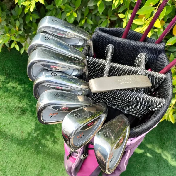 ** ไม้กอล์ฟครบชุดสำหรับผู้หญิง** FULLSET TOPPONT GIRLE GOLF ทั้งชุดประกอบด้วย หัวไม้ 1,3,5,7 ชุดเหล็ก 5-9 เเละ PW SW PUTTER BRIDGESTONE พร้อมถุงกอล์ฟ GILE GOLF ได้ฟัวไม้มากถึง 4 หัว ซึ่งคุณผู้หญิงจำเป็นมาก ชุดเหล็ก CAVITY ลึกตีง่ายมากๆ ถุงกอล์ฟสีสันสวยงาม image 3 ** ไม้กอล์ฟครบชุดสำหรับผู้หญิง** FULLSET TOPPONT GIRLE GOLF ทั้งชุดประกอบด้วย หัวไม้ 1,3,5,7 ชุดเหล็ก 5-9 เเละ PW SW PUTTER BRIDGESTONE พร้อมถุงกอล์ฟ GILE GOLF ได้ฟัวไม้มากถึง 4 หัว ซึ่งคุณผู้หญิงจำเป็นมาก ชุดเหล็ก CAVITY ลึกตีง่ายมากๆ ถุงกอล์ฟสีสันสวยงาม image 3