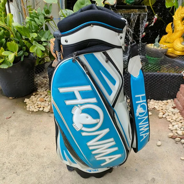  ถุงกอล์ฟขาตั้ง HONMA มือสอง ของแท้ ขาตั้งสวยมาก ใบไม่เล็ก ใส่ไม้กอล์ฟและของได้ครบมากๆ ** ขอบข้างลอกเล็กน้อย ** มีรูปให้ขมชัดเชนค่ะ พรีเมี่ยมมือสอง ของแท้ By NakaraLuxurious   image 9