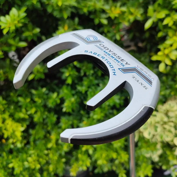 PUTTER ODYSSEY WORKS VERSA TANK SABERTOOTH ความยาว 34 นิ้ว กริพเป็นเเบบยาว แบรนด์ SUPER STROKE เป็นสุดยอดรุ่นยอดนิยม!! ไม้กอล์ฟมือสอง ของแท้ BY NakaraLuxurious image 1 PUTTER ODYSSEY WORKS VERSA TANK SABERTOOTH ความยาว 34 นิ้ว กริพเป็นเเบบยาว แบรนด์ SUPER STROKE เป็นสุดยอดรุ่นยอดนิยม!! ไม้กอล์ฟมือสอง ของแท้ BY NakaraLuxurious image 1