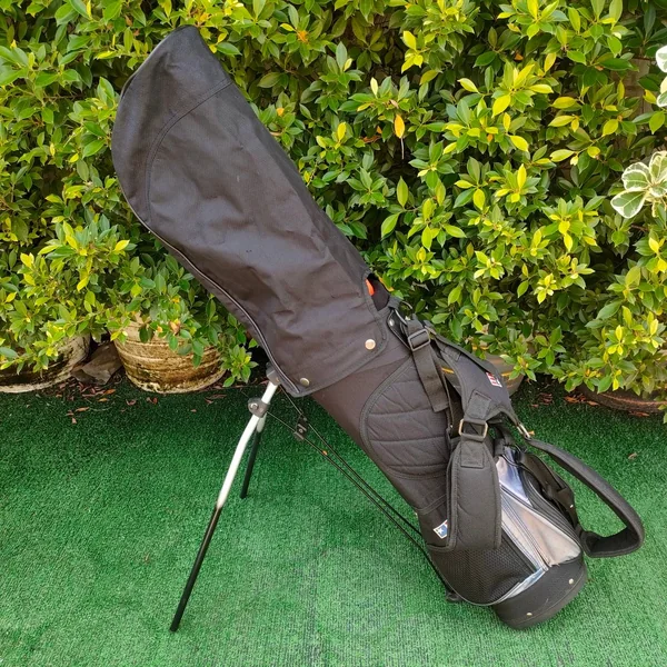 ถุงกอล์ฟ U.S.KIDS GOLF ขาตั้ง มือสอง ความยาวของปากกว้าง 6 นิ้ว ความสูงของถุงกอล์ฟ 26 นิ้ว สภาพดี มีสายสะพาย เบา กันน้ำ!!! มือสอง ของแท้ BY NakaraLuxurious image 1 ถุงกอล์ฟ U.S.KIDS GOLF ขาตั้ง มือสอง ความยาวของปากกว้าง 6 นิ้ว ความสูงของถุงกอล์ฟ 26 นิ้ว สภาพดี มีสายสะพาย เบา กันน้ำ!!! มือสอง ของแท้ BY NakaraLuxurious image 1