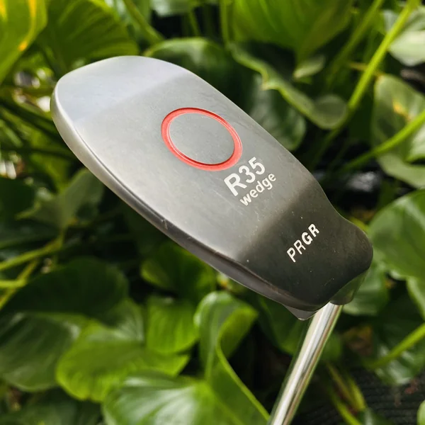 PRGR R35 Wedge (หรือChipper) หน้าไม้กว้างและหนัก: ช่วยให้ลูกออกจากหน้าไม้ได้นิ่งและมีทิศทางที่แม่นยำ image 2 PRGR R35 Wedge (หรือChipper) หน้าไม้กว้างและหนัก: ช่วยให้ลูกออกจากหน้าไม้ได้นิ่งและมีทิศทางที่แม่นยำ image 2