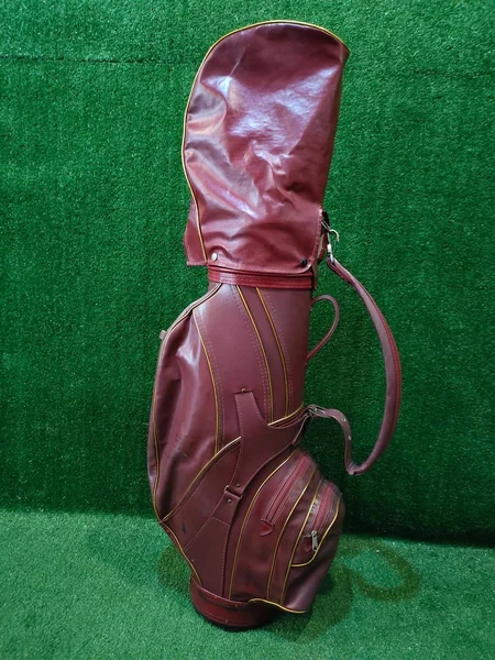 ถุงกอล์ฟหนังแท้มือสอง สีแดงสวยมาก วิทเทจมาก โทนสีสวย image 1 ถุงกอล์ฟหนังแท้มือสอง สีแดงสวยมาก วิทเทจมาก โทนสีสวย image 1