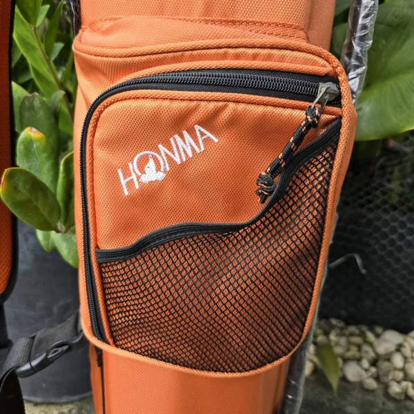 ถุงกอล์ฟ HONMA ขาตั้ง ของแท้ เป็นถุงกอล์ฟขนาดกลาง มือสอง สภาพสวยมาก แทบไม่เคยใช้งาน ถุงพลาสติกที่ขาตั้งยังไม่ได้แกะออก ถุงพรีเมี่ยมญี่ปุ่น น้ำหนักเบาอย่างมาก image 7 ถุงกอล์ฟ HONMA ขาตั้ง ของแท้ เป็นถุงกอล์ฟขนาดกลาง มือสอง สภาพสวยมาก แทบไม่เคยใช้งาน ถุงพลาสติกที่ขาตั้งยังไม่ได้แกะออก ถุงพรีเมี่ยมญี่ปุ่น น้ำหนักเบาอย่างมาก image 7