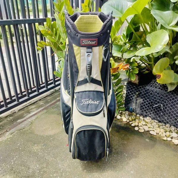 ถุงกอล์ฟ Titleist แบบ 14 ช่อง ของแท้ มือสอง สภาพเก่าค่ะ *** มีตำหนิที่ COVER *** image 5 ถุงกอล์ฟ Titleist แบบ 14 ช่อง ของแท้ มือสอง สภาพเก่าค่ะ *** มีตำหนิที่ COVER *** image 5
