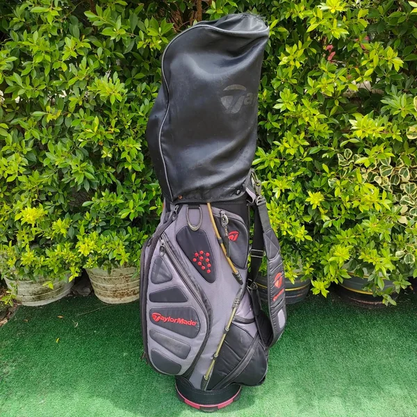  ถุงกอล์ฟ TAYLORMADE แบบ 14 ช่อง มือสอง ของแท้ สภาพถุงกอล์ฟสีซีดนิดหน่อยและมีเเป๊กCOVER หลุด 1 จุด สามารถซ่อมได้ ไม้กอล์ฟมือสอง ของแท้ BY NakaraLuxurious   image 1
