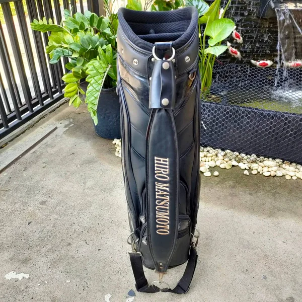 ถุงกอล์ฟ HIRO MATSUMOTO มือสอง ญี่ปุ่น ถุงสวยมาก หายาก ของใหม่ราคาเกือบสองหมื่นครับ ไม้กอล์ฟพรีเมี่ยมมือสอง By NakaraLuxurious image 6 ถุงกอล์ฟ HIRO MATSUMOTO มือสอง ญี่ปุ่น ถุงสวยมาก หายาก ของใหม่ราคาเกือบสองหมื่นครับ ไม้กอล์ฟพรีเมี่ยมมือสอง By NakaraLuxurious image 6
