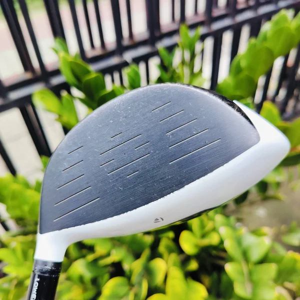 DRIVER TAYLORMADE M2 องศา 9.5 ก้าน MITSUBISHI FLEX R เป็นรุ่นที่ตีง่าย และตีไกลสุดๆ กระดองเคฟล่าทั้งชิ้น ตีไกลด้วย SPEED POCKET ที่บริเวณ SOLE ใกล้หน้าไม้ ทำให้เด้งอย่าวทรงพลังไม้กอล์ฟพรีเมี่ยมมือสอง ของแท้ By NakaraLuxurious image 4 DRIVER TAYLORMADE M2 องศา 9.5 ก้าน MITSUBISHI FLEX R เป็นรุ่นที่ตีง่าย และตีไกลสุดๆ กระดองเคฟล่าทั้งชิ้น ตีไกลด้วย SPEED POCKET ที่บริเวณ SOLE ใกล้หน้าไม้ ทำให้เด้งอย่าวทรงพลังไม้กอล์ฟพรีเมี่ยมมือสอง ของแท้ By NakaraLuxurious image 4