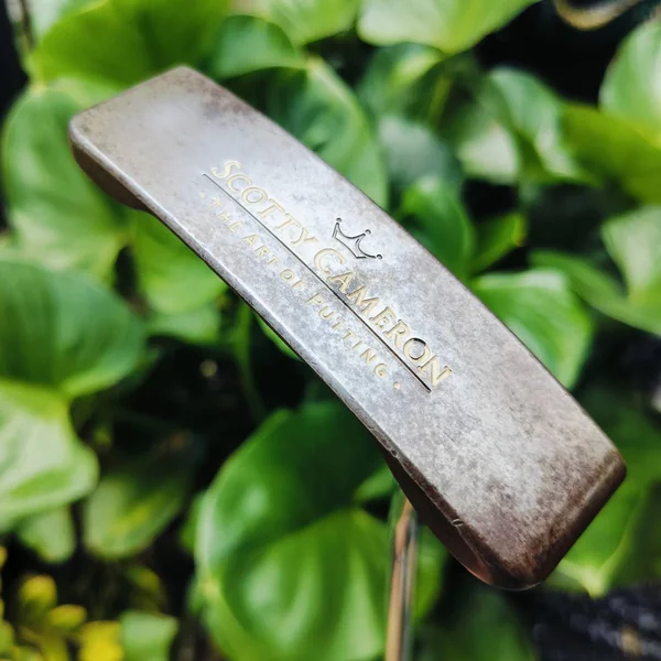  PUTTER SCOTTY CAMERON Oil Can™ Classics Catalina 2 THE ART OF PUTTING เป็นแบบไม่เคลือบ ทำให้ได้ฟีลลิ่งที่นุ่มนวลขึ้นอย่างมาก และหน้าสัมผัสทำงานได้เต็มที่ พัตต์ลูกเกาะไลน์แบบสุดๆเลยค่ะ ไม้กอล์ฟพรีเมี่ยมมือสอง ของแท้ By NakaraLuxurious   image 2