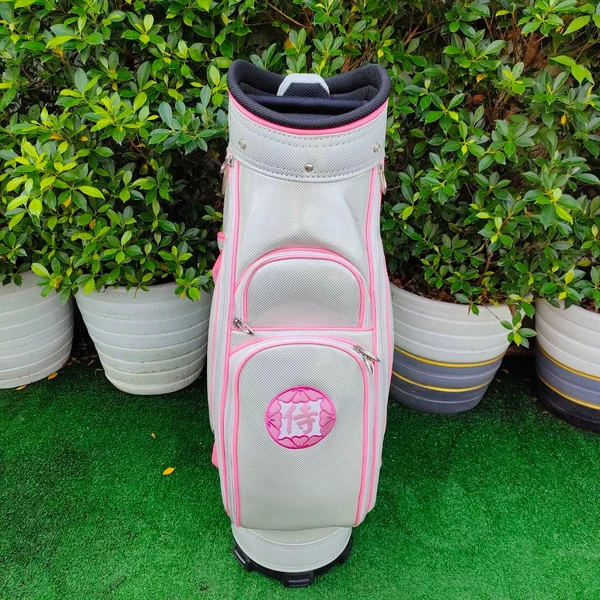 ถุงกอล์ฟ SAMURAI GOLF หนังเเก้ว มือสอง สวยนางฟ้า สีขาวชมพู ของจริงสวยมาก image 3 ถุงกอล์ฟ SAMURAI GOLF หนังเเก้ว มือสอง สวยนางฟ้า สีขาวชมพู ของจริงสวยมาก image 3