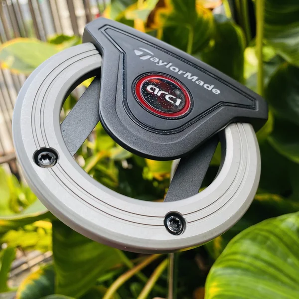 พัตเตอร์ TAYLORMADE ARC1 ยาว 33 นิ้ว หน้าพัตเตอร์นิ่งและเสถียรมาก แม้จะพัตต์ไม่โดนกลางหน้าไม้⛳ image 1 พัตเตอร์ TAYLORMADE ARC1 ยาว 33 นิ้ว หน้าพัตเตอร์นิ่งและเสถียรมาก แม้จะพัตต์ไม่โดนกลางหน้าไม้⛳ image 1