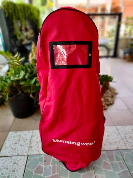 ถุงคลุมขึ้นเครื่อง น้องแพนกวิ้น แบรนด์เนม Munsingwear image 3 ถุงคลุมขึ้นเครื่อง น้องแพนกวิ้น แบรนด์เนม Munsingwear image 3