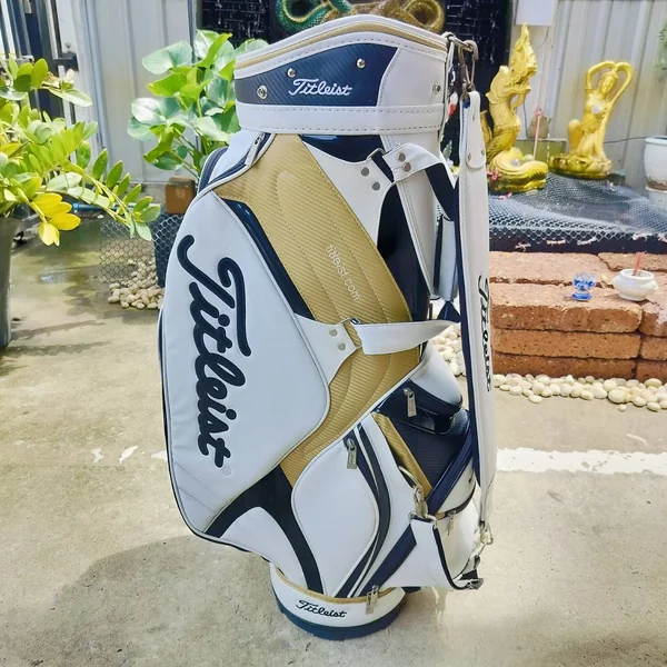  ถุงกอล์ฟ Titleist มือสอง สภาพสวยเดิม สีสวยมาก สีขาว ขลิปทอง ทั้งเรียบหรู และดูลักชัวรี่ ในใบเดียวกัน ถุงกอล์ฟพรีเมี่ยมมือสอง By NakaraLuxurious   image 2