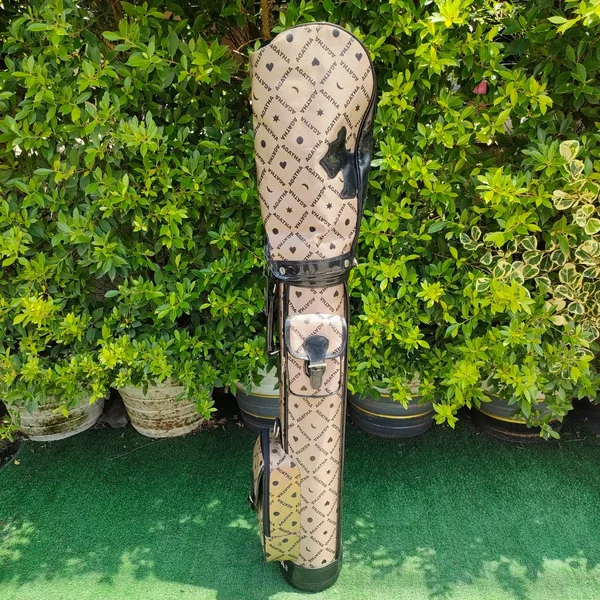 ถุงกอล์ฟ AGATHA GOLF BAG มือสอง เป็นถุงแบรนด์เนมสุดหรู ที่เป็นรูปหมาน้อย สภาพสวย ถือไปโดดเด่นแน่นอน สำหรับคนรักแบรนด์เนม ไม้กอล์ฟมือสอง ของแท้ BY NakaraLuxurious image 1 ถุงกอล์ฟ AGATHA GOLF BAG มือสอง เป็นถุงแบรนด์เนมสุดหรู ที่เป็นรูปหมาน้อย สภาพสวย ถือไปโดดเด่นแน่นอน สำหรับคนรักแบรนด์เนม ไม้กอล์ฟมือสอง ของแท้ BY NakaraLuxurious image 1