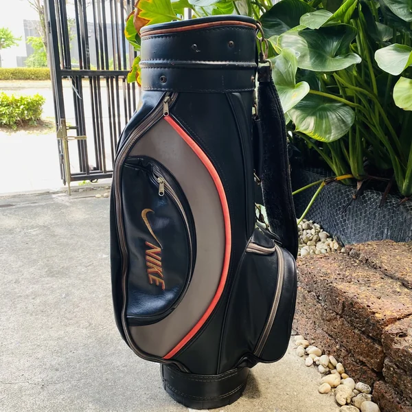 🏌️♂️✨ถุงกอล์ฟ NIKEใช้งานจริงจบในใบเดียว พรีเมียมด้วยภายในบุกำมะหยี่ นุ่ม ช่วยปกป้องไม้กอล์ฟได้ดี image 2 🏌️♂️✨ถุงกอล์ฟ NIKEใช้งานจริงจบในใบเดียว พรีเมียมด้วยภายในบุกำมะหยี่ นุ่ม ช่วยปกป้องไม้กอล์ฟได้ดี image 2