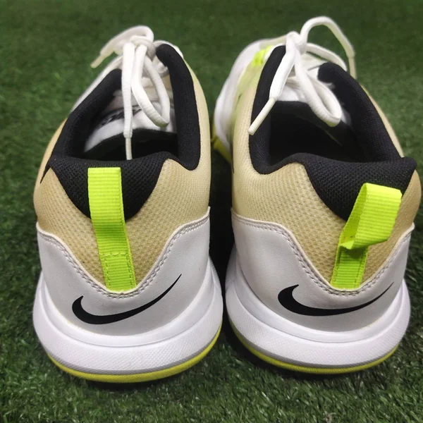 รองเท้ากอล์ฟ NIKE ของแท้ มือสอง เบอร์ 9 US สีขาวตัดกับเขียวสะท้อนแสง สีสวยมาก image 2 รองเท้ากอล์ฟ NIKE ของแท้ มือสอง เบอร์ 9 US สีขาวตัดกับเขียวสะท้อนแสง สีสวยมาก image 2