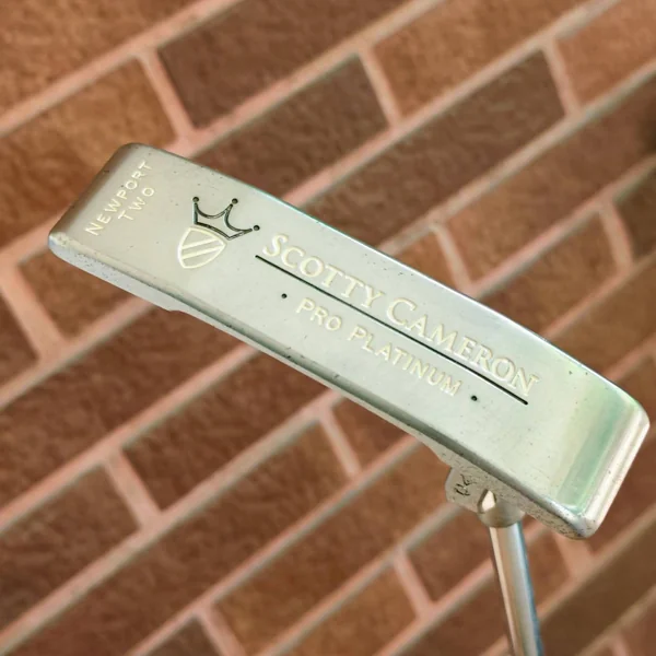 Putter Titleist Scotty Cameron Pro Platinum Newport Two นี่คือหนึ่งในพัตเตอร์ที่สร้างชื่อเสียงและประวัติศาสตร์อันยิ่งใหญ่ให้กับ **Scotty Cameron** ในช่วงปี **1999–2001** image 2 Putter Titleist Scotty Cameron Pro Platinum Newport Two นี่คือหนึ่งในพัตเตอร์ที่สร้างชื่อเสียงและประวัติศาสตร์อันยิ่งใหญ่ให้กับ **Scotty Cameron** ในช่วงปี **1999–2001** image 2