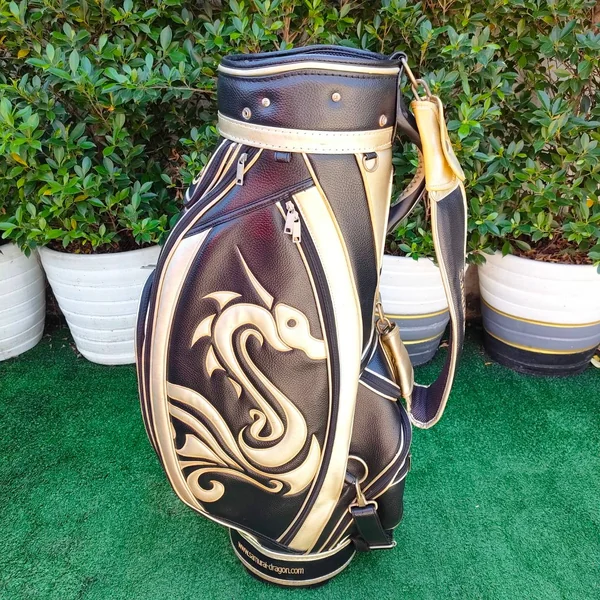 ถุงกอล์ฟ SAMURAI - DRAGON มือสอง ของแท้ ถุง Tour 9 นิ้ว ลายสวยมากๆ ** ใบนี้มีตำหนิที่ COVER ** มีรูปให้ชมครับ แต่ส่วนของถุง สภาพเดิม สวยๆเลยครับผม image 4 ถุงกอล์ฟ SAMURAI - DRAGON มือสอง ของแท้ ถุง Tour 9 นิ้ว ลายสวยมากๆ ** ใบนี้มีตำหนิที่ COVER ** มีรูปให้ชมครับ แต่ส่วนของถุง สภาพเดิม สวยๆเลยครับผม image 4