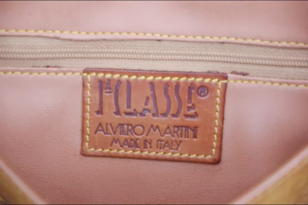 Nakala Luxurious Alviero Martini ทรงชามัวร์ค่ะ MADE IN ITALY ของแท้ 100 เปอร์เซ็นต์ มีแผนที่ประเทศไทยอยู่ตรงหน้ากระเป๋า image 6 Nakala Luxurious Alviero Martini ทรงชามัวร์ค่ะ MADE IN ITALY ของแท้ 100 เปอร์เซ็นต์ มีแผนที่ประเทศไทยอยู่ตรงหน้ากระเป๋า image 6
