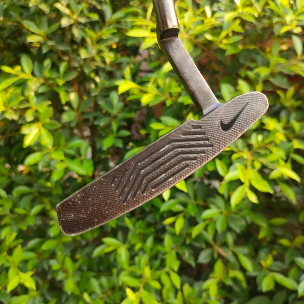 PUTTER NIKE METHOD MIDNIGHT ความยาว 33 นิ้ว พัตเตอร์สุดพรีเมี่ยม หน้าสัมผัสวัสดุพิเศษ ทำให้ลูกเกาะไลน์มาก ถ่วงบล๊านซ์สองฝั่ง งานสุดพิถพิถัน ราคาดันไปเป็นหมื่น คนตามหาเยอะครับ image 4 PUTTER NIKE METHOD MIDNIGHT ความยาว 33 นิ้ว พัตเตอร์สุดพรีเมี่ยม หน้าสัมผัสวัสดุพิเศษ ทำให้ลูกเกาะไลน์มาก ถ่วงบล๊านซ์สองฝั่ง งานสุดพิถพิถัน ราคาดันไปเป็นหมื่น คนตามหาเยอะครับ image 4