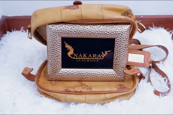 Nakala Luxurious Alviero Martini ทรงชามัวร์ค่ะ MADE IN ITALY ของแท้ 100 เปอร์เซ็นต์ มีแผนที่ประเทศไทยอยู่ตรงหน้ากระเป๋า image 14 Nakala Luxurious Alviero Martini ทรงชามัวร์ค่ะ MADE IN ITALY ของแท้ 100 เปอร์เซ็นต์ มีแผนที่ประเทศไทยอยู่ตรงหน้ากระเป๋า image 14