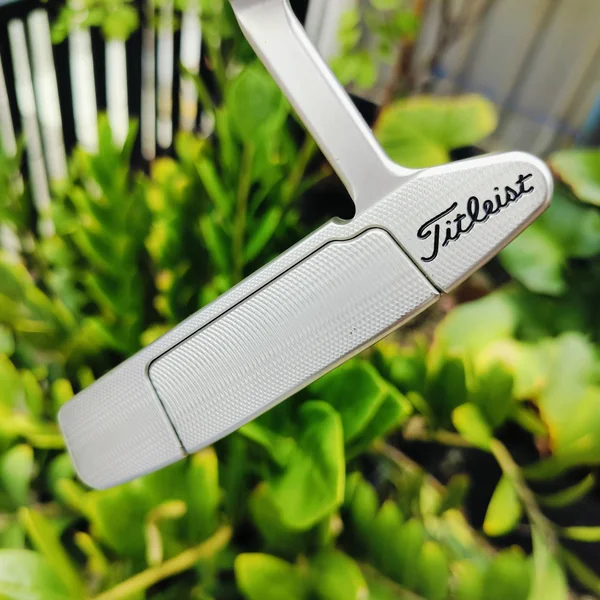 PUTTER TITLEIST SCOTTY CAMERON SELECT NEWPORT 2 รูปทรงยอดนิยม ได้รับความไว้วางใจ ด้วยชัยชนะครั้งสำคัญในประวัติศาสตร์และความสำเร็จหลายทศวรรษ ไม้กอล์ฟพรีเมี่ยมมือสอง ของแท้ By NakaraLuxurious image 4 PUTTER TITLEIST SCOTTY CAMERON SELECT NEWPORT 2 รูปทรงยอดนิยม ได้รับความไว้วางใจ ด้วยชัยชนะครั้งสำคัญในประวัติศาสตร์และความสำเร็จหลายทศวรรษ ไม้กอล์ฟพรีเมี่ยมมือสอง ของแท้ By NakaraLuxurious image 4
