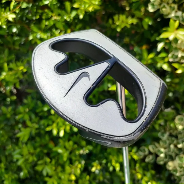 PUTTER NIKE OZ ความยาว 34 นิ้ว ก้านแบบ CENTER ทำให้สวิงง่าย แม่นยำมาก ชดเชยความผิดพลาดได้สูงวุด เล็งง่าย หน้าอินเซิร์ทตัวนี้ ยังทำให้เกาะไลน์แบสุดๆอีกด้วย image 1 PUTTER NIKE OZ ความยาว 34 นิ้ว ก้านแบบ CENTER ทำให้สวิงง่าย แม่นยำมาก ชดเชยความผิดพลาดได้สูงวุด เล็งง่าย หน้าอินเซิร์ทตัวนี้ ยังทำให้เกาะไลน์แบสุดๆอีกด้วย image 1