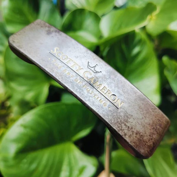  PUTTER SCOTTY CAMERON Oil Can™ Classics Catalina 2 THE ART OF PUTTING เป็นแบบไม่เคลือบ ทำให้ได้ฟีลลิ่งที่นุ่มนวลขึ้นอย่างมาก และหน้าสัมผัสทำงานได้เต็มที่ พัตต์ลูกเกาะไลน์แบบสุดๆเลยค่ะ ไม้กอล์ฟพรีเมี่ยมมือสอง ของแท้ By NakaraLuxurious   image 1