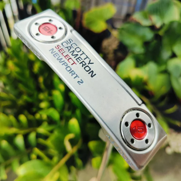 PUTTER TITLEIST SCOTTY CAMERON SELECT NEWPORT 2 รูปทรงยอดนิยม ได้รับความไว้วางใจ ด้วยชัยชนะครั้งสำคัญในประวัติศาสตร์และความสำเร็จหลายทศวรรษ ไม้กอล์ฟพรีเมี่ยมมือสอง ของแท้ By NakaraLuxurious image 1 PUTTER TITLEIST SCOTTY CAMERON SELECT NEWPORT 2 รูปทรงยอดนิยม ได้รับความไว้วางใจ ด้วยชัยชนะครั้งสำคัญในประวัติศาสตร์และความสำเร็จหลายทศวรรษ ไม้กอล์ฟพรีเมี่ยมมือสอง ของแท้ By NakaraLuxurious image 1