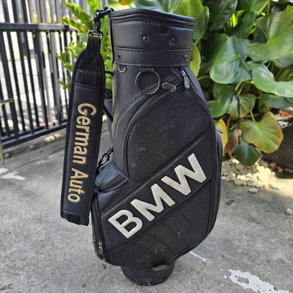ถุงกอล์ฟ BMW - GERMAN AUTO ของแท้ มือสอง ภายในบุกำมะหยี่ สภาพดีมาก ถุงหนัง ถุง TOUR คลาสสิค สวยหรู ผู้ดีมากๆ ** มีตำหนิ ตามจุดต่างๆ ** image 7 ถุงกอล์ฟ BMW - GERMAN AUTO ของแท้ มือสอง ภายในบุกำมะหยี่ สภาพดีมาก ถุงหนัง ถุง TOUR คลาสสิค สวยหรู ผู้ดีมากๆ ** มีตำหนิ ตามจุดต่างๆ ** image 7